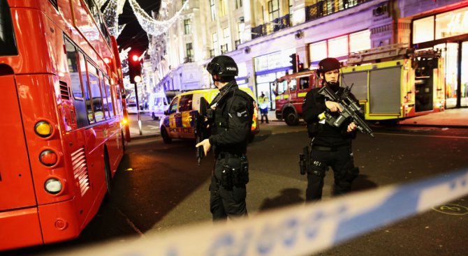 Стрелба в метростанция и на улица в Лондон (видео)