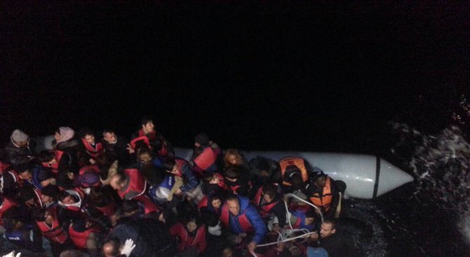 Установява се националността на мигрантите, спасени от екипаж на български кораб (снимки)