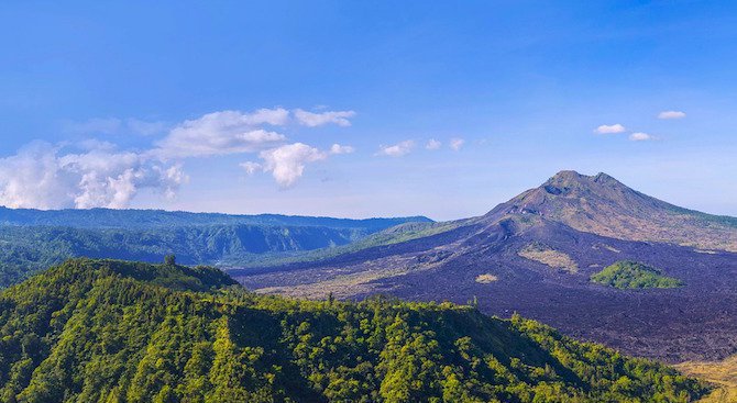 Вулкан на Бали изригна пепел втори път за една седмица
