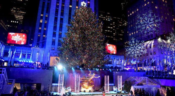 Главната коледна елха в Ню Йорк засия с 50 хиляди лампички (снимки)