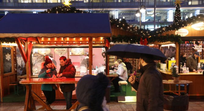 Коледният базар в Берлин отвори днес под засилена охрана (снимки)