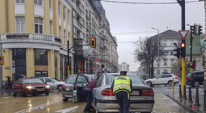 Служител на Пътна полиция помогна на закъсал шофьор (снимки)