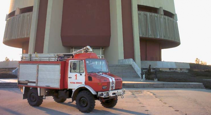 Дядо Коледа дойде с пожарна кола в най-голямото плевенско училище