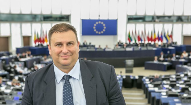 Емил Радев кани в Европарламента призьор от конкурс за есе