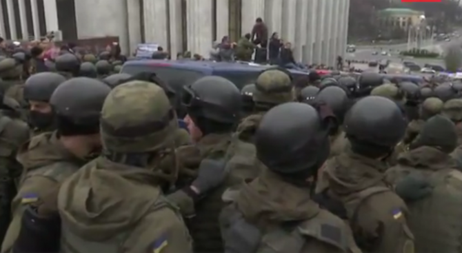 Хиляди поддръжници на Саакашвили протестират с искане за оставката на Порошенко (видео)