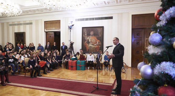 Президентът Румен Радев: Коледата ни зарежда с много доброта (снимки)