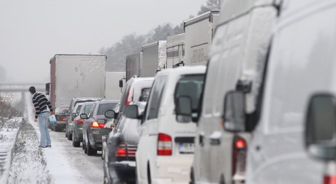 Снежни виелици затвориха летището в Дюселдорф, хаос по германските магистрали (видео)