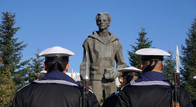 Военноморското училище във Варна чества своя патрон (снимки)