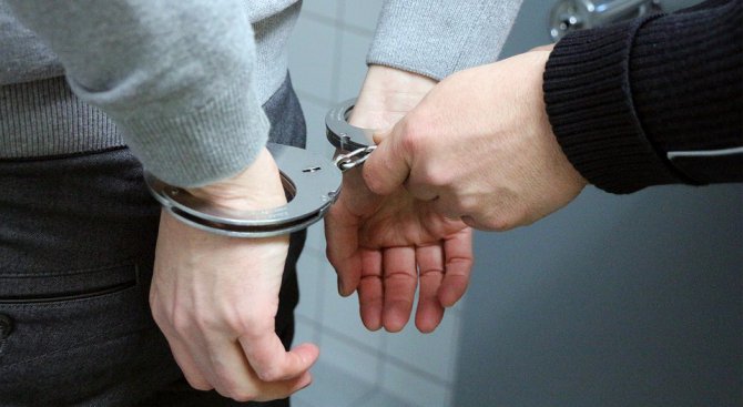 Задържаха двама телефонни измамници във Велико Търново