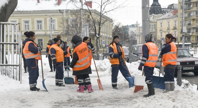 Започна разпръскване на смеси срещу заледяване във връзка с валежите от сняг в София