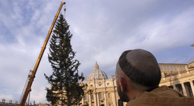 Коледното настроение на жителите на Рим посърна заради проскубана елха