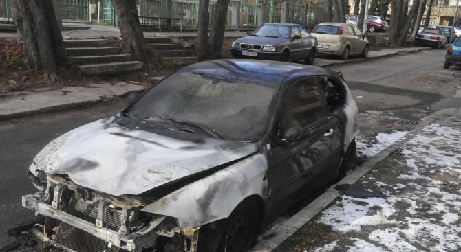 Автомобил изгоря в бургаския квартал &quot;Лазур&quot; (снимки)