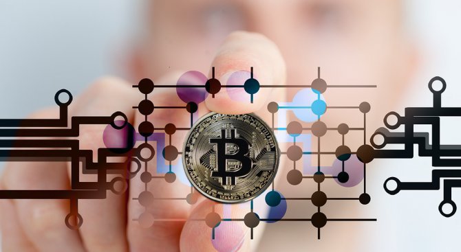 Биткойнът се срина под 13 000 долара