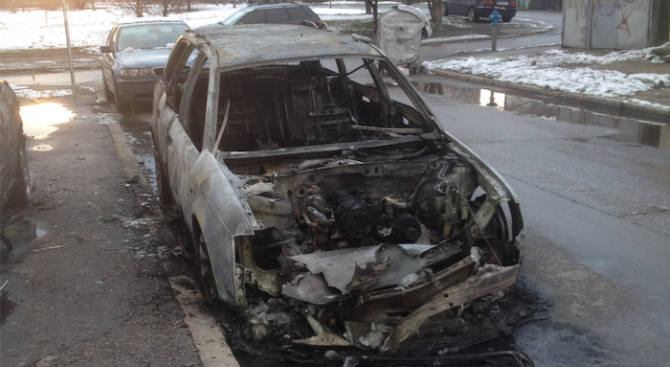 Подпалиха кола в София (снимки)