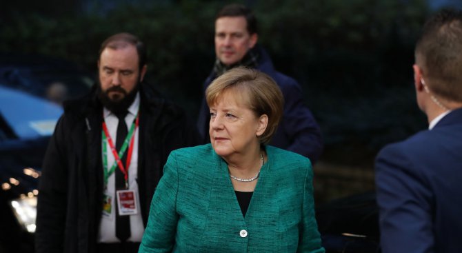 Меркел се опитва да ускори коалиционните преговори със социалдемократите
