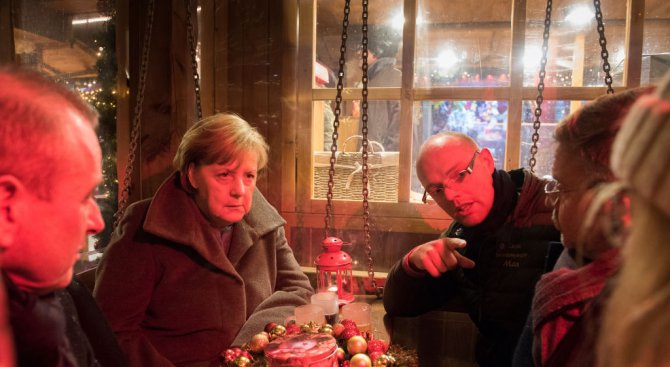 Меркел се срещна с близки на убитите и с ранени при нападението на коледния базар в Берлин