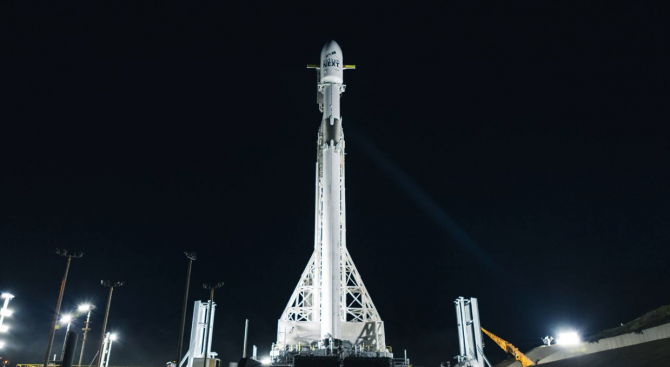 SpaceX изстреля ракета носител с десет сателита (видео)