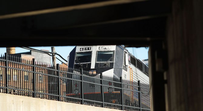 Влак дерайлира в американския щат Вашингтон, най-малко 6 души са загинали (обновена+видео)