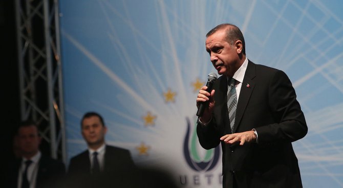 Мъж изскочи на сцената по време на реч на Ердоган (видео)