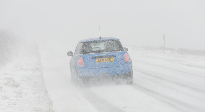 Обилни снеговалежи нарушиха транспорта във Великобритания