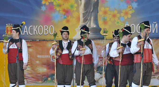 Втори фестивал на коледарски и маскарадни групи се проведе в Хасково (снимки)