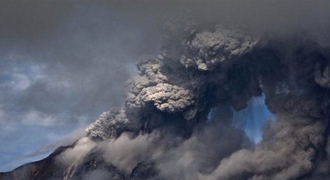 Вулканът Синабунг на остров Суматра с най-мощното си изригване за годината