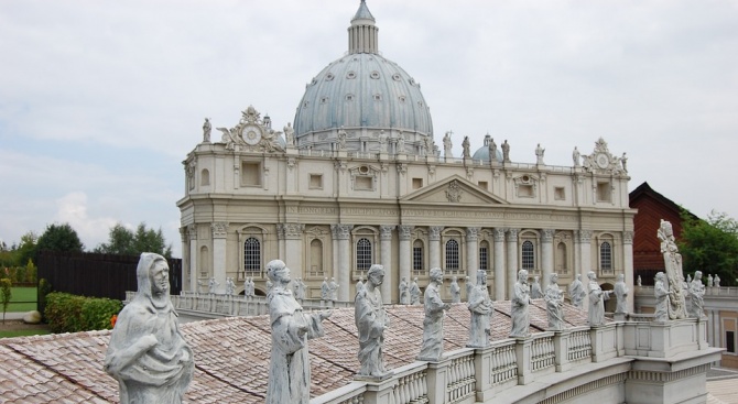 Говорителят на Ватикана и неговият заместник внезапно подадоха оставки