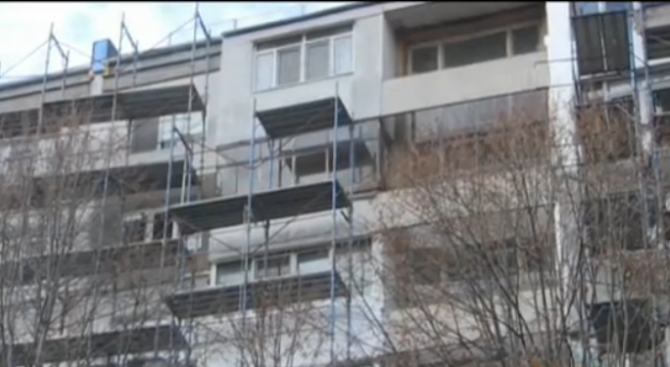Блок в Бургас остана без покрив след саниране