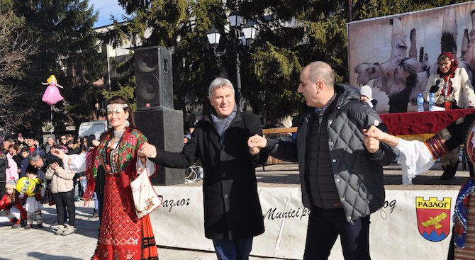 Цветан Цветанов се хвана на хорото на кукерския карнавал &quot;Старчевата&quot; в Разлог (снимки+вид