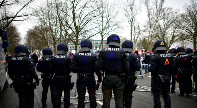 Германските федерални полицаи ще носят камери от средата на месеца