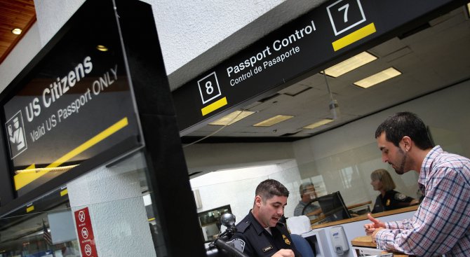 Компютрите на американските имиграционни власти на някои летища излязоха временно извън строя