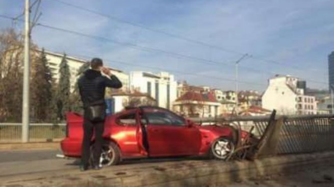 Мъж без книжка се заби в парапет в София