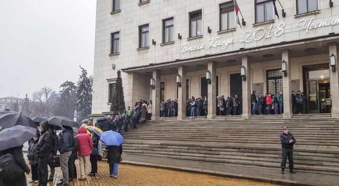 Опашка се изви пред БНБ за новата двулевка, посветена на българското европредседателство (снимки+вид