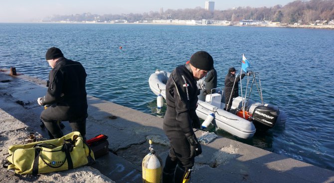 Водолази от ВМС провериха морето на Варна за утрешния Йордановден (снимки)