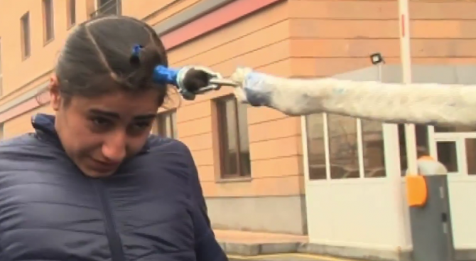 16-годишна тегли автомобил с косата си (видео)