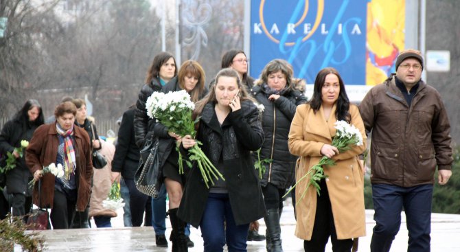 Десетки жители на Велико Търново дойдоха на поклонението на бизнесмена Петър Христов (снимки)