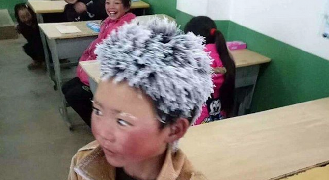 Китайче със замръзнала коса трогна света