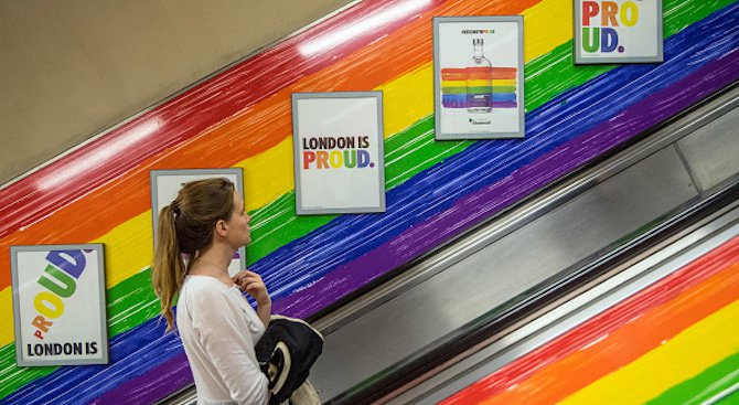 Над 300 лондончани пътуваха без панталони в метрото (видео)