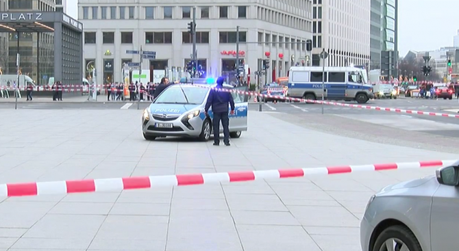 Отцепиха площад в Берлин заради подозрително куфарче (обновена+видео)