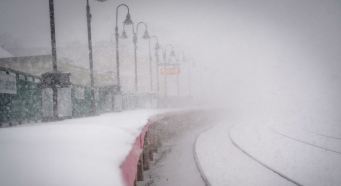 Снежна буря блокира влак с около 600 пътници в Япония