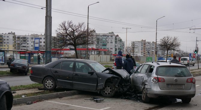 Тежка катастрофа с три автомобила във Варна (галерия)