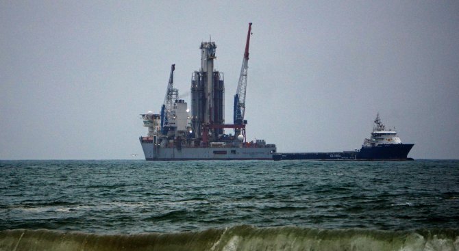 Внушителен кораб за сондажи е на рейд край Варна (снимки)