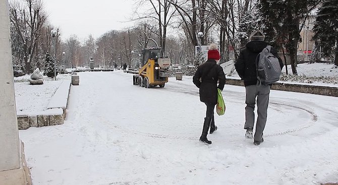 Кметът на Шумен санкционира снегопочистващи фирми заради ненавременно почистване (снимки)