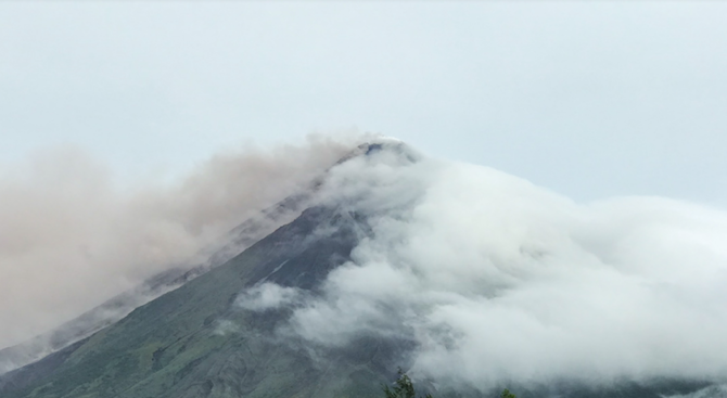 Лава потече по склоновете на вулкан на Филипините (видео)