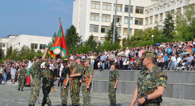 Организация: Доброволната военна служба може да подкопае професионализма в армията