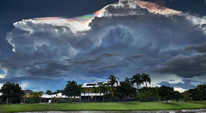 Редки облаци с цветовете на дъгата наблюдаваха жителите на Австралия