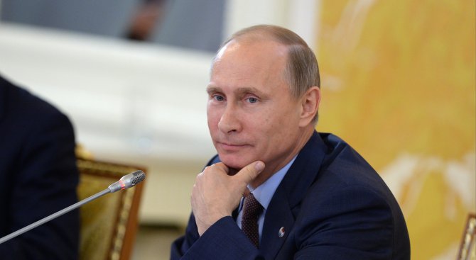 Владимир Путин се потопи снощи в леденостудена вода по случай Богоявление (видео)