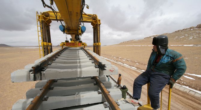Китайци построиха жп възел за 9 часа (видео)
