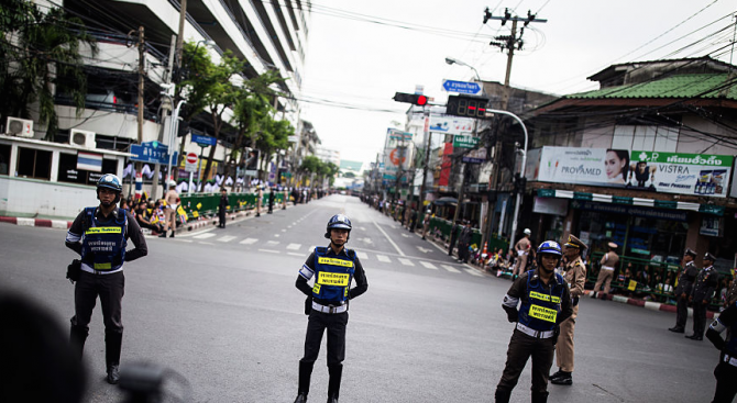 Трима души загинаха при експлозия на бомба на пазар в Тайланд