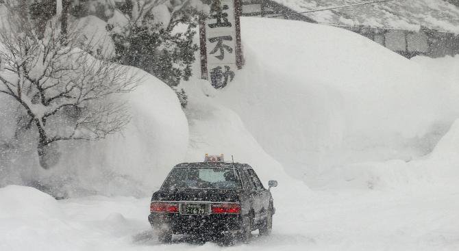 Заради силен снеговалеж в Токио хора се оказаха блокирани в тунел